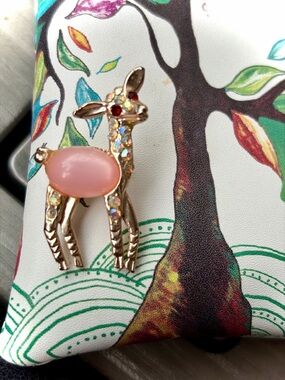 Vtg Gold Tone Peach Jelly Belly Baby Fawn/Deer Rhinestone Brooch Pin Retro